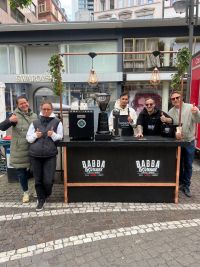 Kaffee mit Haltung: Babba Rossas und Stützende Hände e. V. schenken Hoffnung auf dem Fressgassenfest aus 