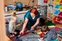 DKD Regensburg - Ehrenamtliche spielt mit Geschwisterkindern