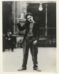 Chaplin mit Geige während der Verfilmung des Charlot-Musikers, 1916/