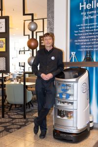 Event Hotels & Giobotics - Herr Rosenthal & Minibar-Roboter Jeeves im Mercure Hotel Bochum City