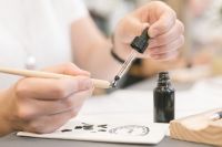 Kreativ mit Tusche und Feder beim Lettering-Workshop im Okelmann´s