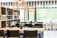 STRANDKIND - Restaurantbereich mit Bücherecke