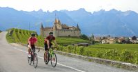 Kanton Waadt: Fahrradfahren vor dem Schloß Aigle