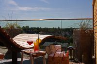 Hotel SAND - Sundivan mit Blick und Drinks auf der Dachterrasse