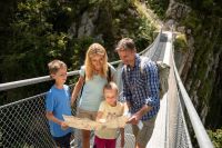 Kaiserwinkl - Sommer: Hängebrücke auf dem Schmugglerweg