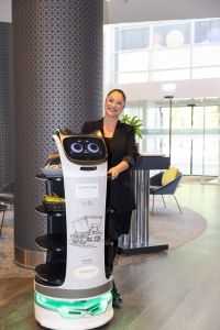 Event Hotels & Giobotics - Frau Das & F&B-Roboter Lore im Mercure Hotel Bochum City