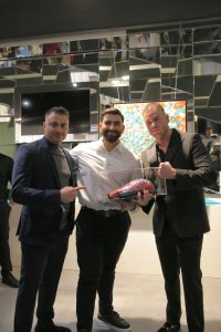 Kunstgemälde und zweiter von Tyson signierter Boxhandschuh wurden von Mert Vural (Mitte) ersteigert (links: Vahap Oguz Arslan von Voguz Agency, rechts: Steven Kern)