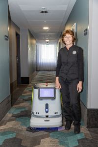 Event Hotels & Giobotics - Frau Will & Reinigungsroboter Pudu im Mercure Hotel Bochum City