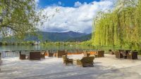 Auf der Seeterrasse des Lopota Lake Resort & Spa