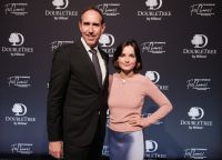 DoubleTree by Hilton Berlin Ku´damm - Hoteldirektor Hannes Dreher mit Schauspielerin Paula Schramm beimGrand Opening
