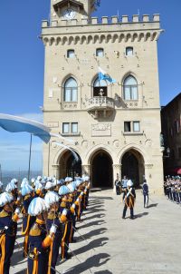 Republik San Marino - Palazzo Publico mit Wachablösung