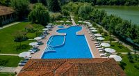 Poolbereich mit Blick auf den See im Lopota Lake Resort & Spa