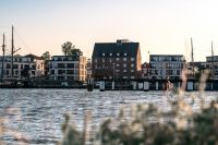 Hotel Südspeicher - Frontansicht mit Hafen