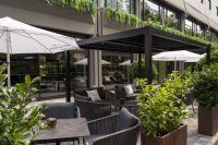 Stilvolle Terrasse am DoubleTree by Hilton Berlin Ku´damm - Erholung in städtischer Umgebung
