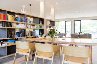 STRANDKIND - Restaurantbereich mit Bücherecke