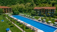 Poollandschaft im Lopota Lake Resort & Spa