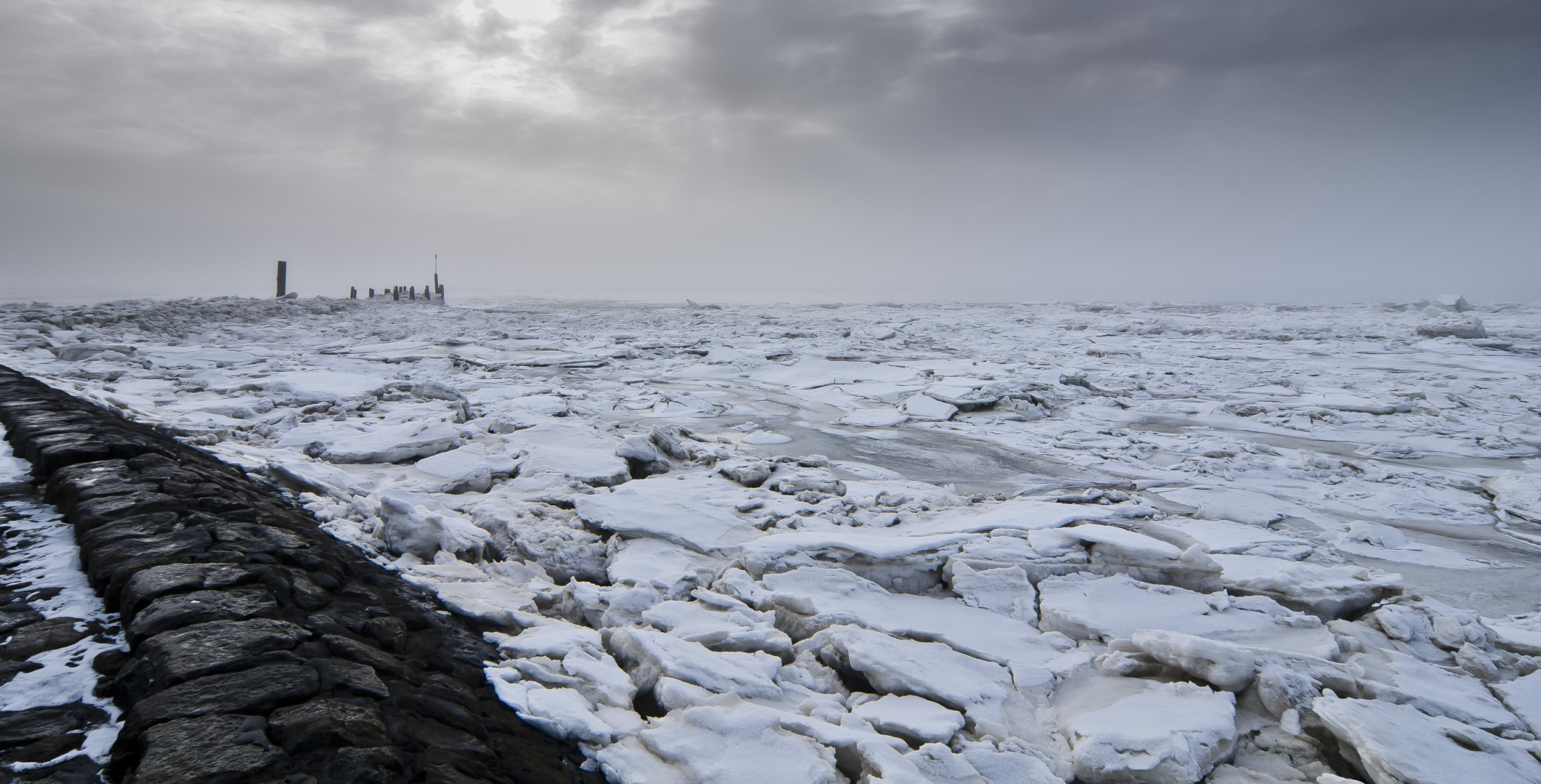 Unendliche Winterlandschaft auf der Hallig Langeneß