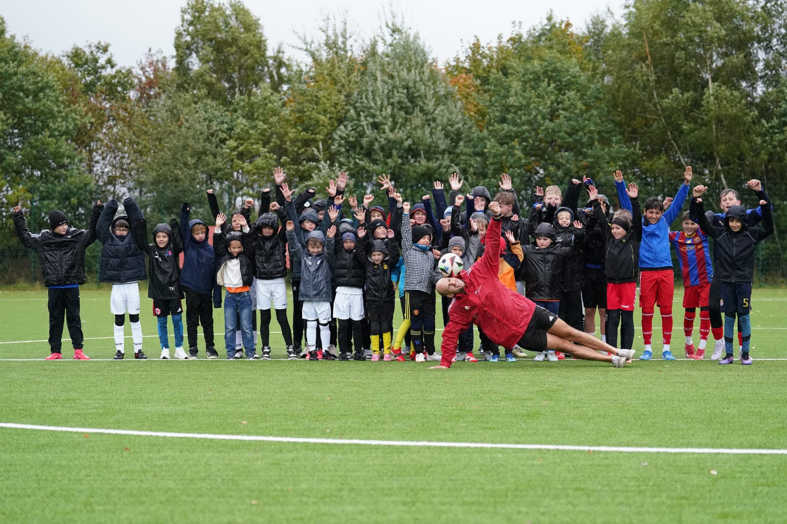 Gruppenfoto der Kinder der Talentschmiede Rhein-Sieg mit Trainern. Vorne Mitte mit roter Jacke: Julian Hollands