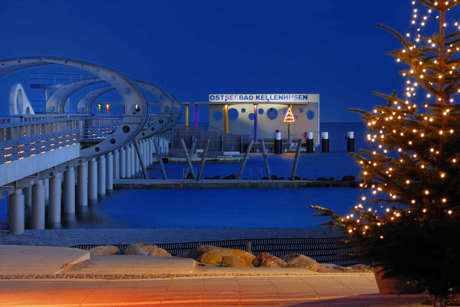 Seebrücke im Weihnachtsglanz im Ostseebad Kellenhusen