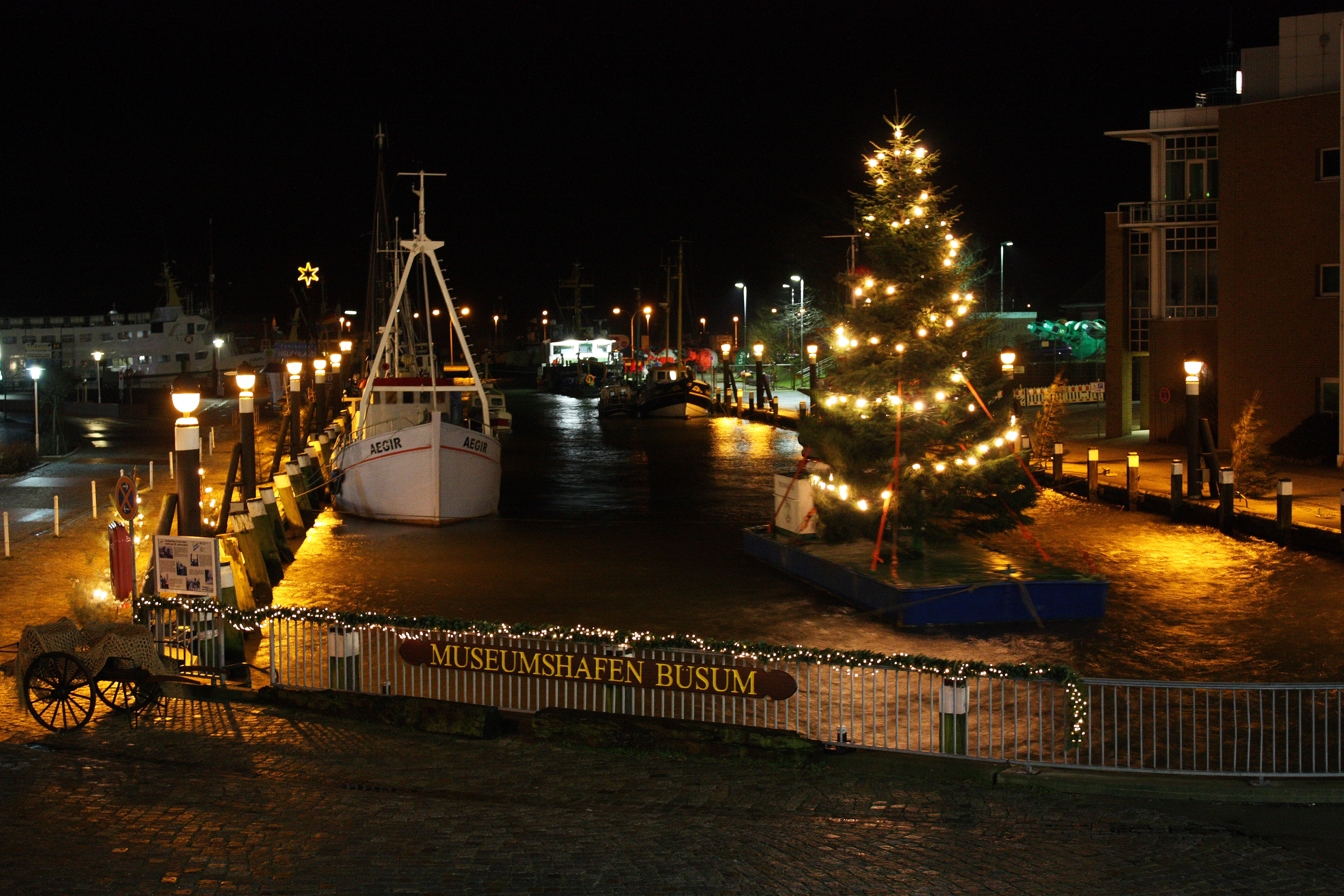 Weihnachtlicher Museumshafen in Büsum