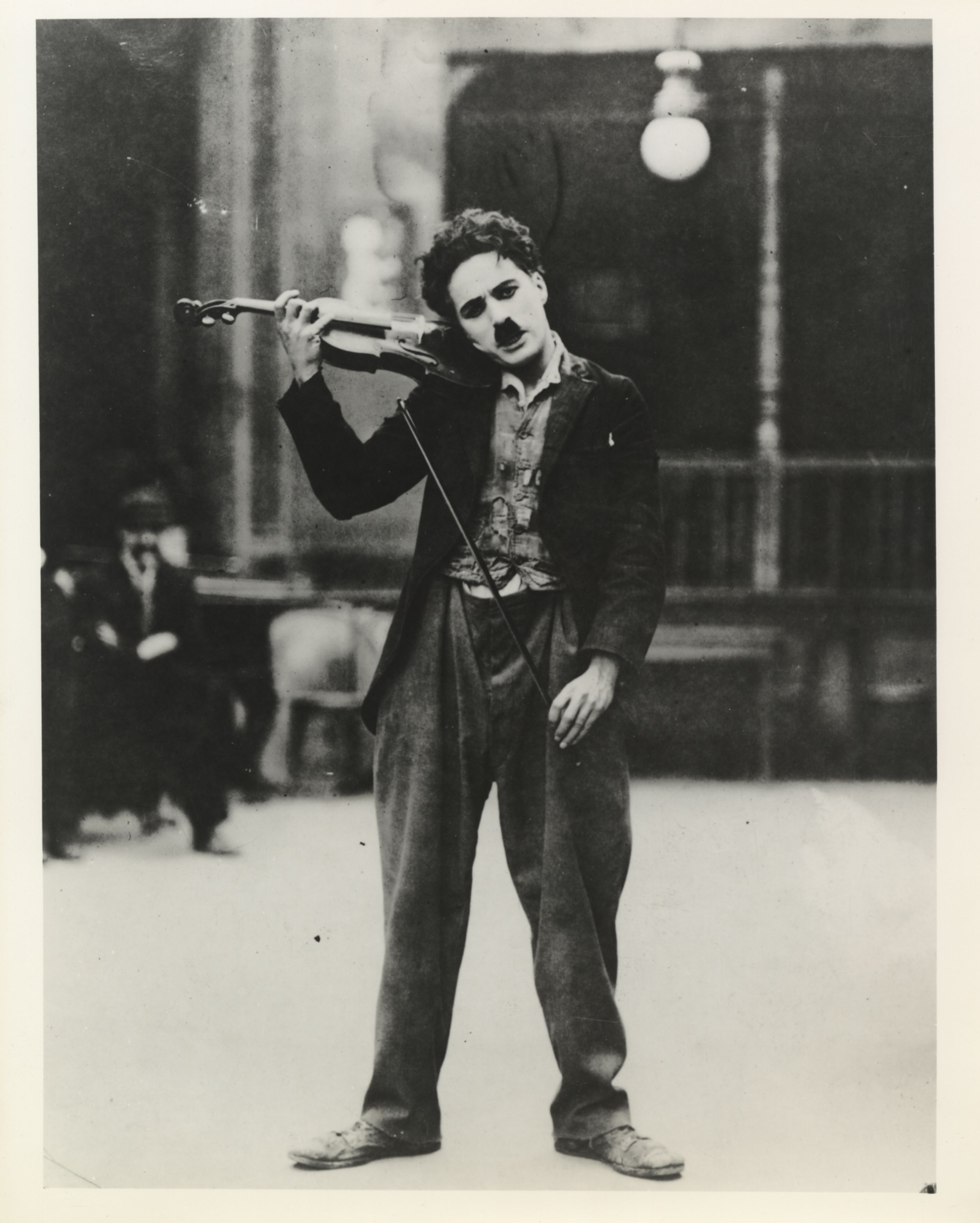 Chaplin mit Geige während der Verfilmung des Charlot-Musikers 1916