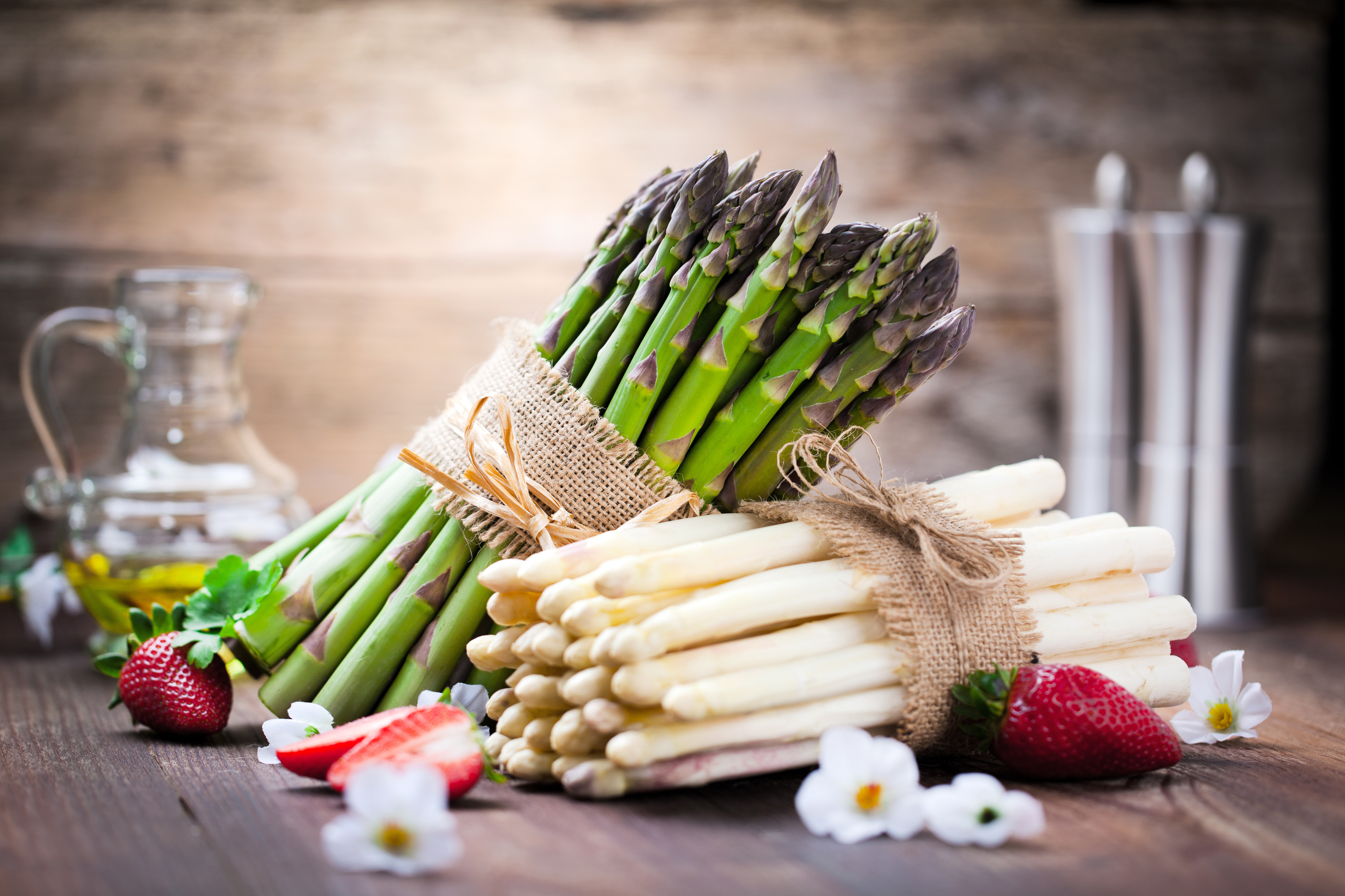Lauwarmer Spargelsalat mit Erdberren von Roth Catering & Events