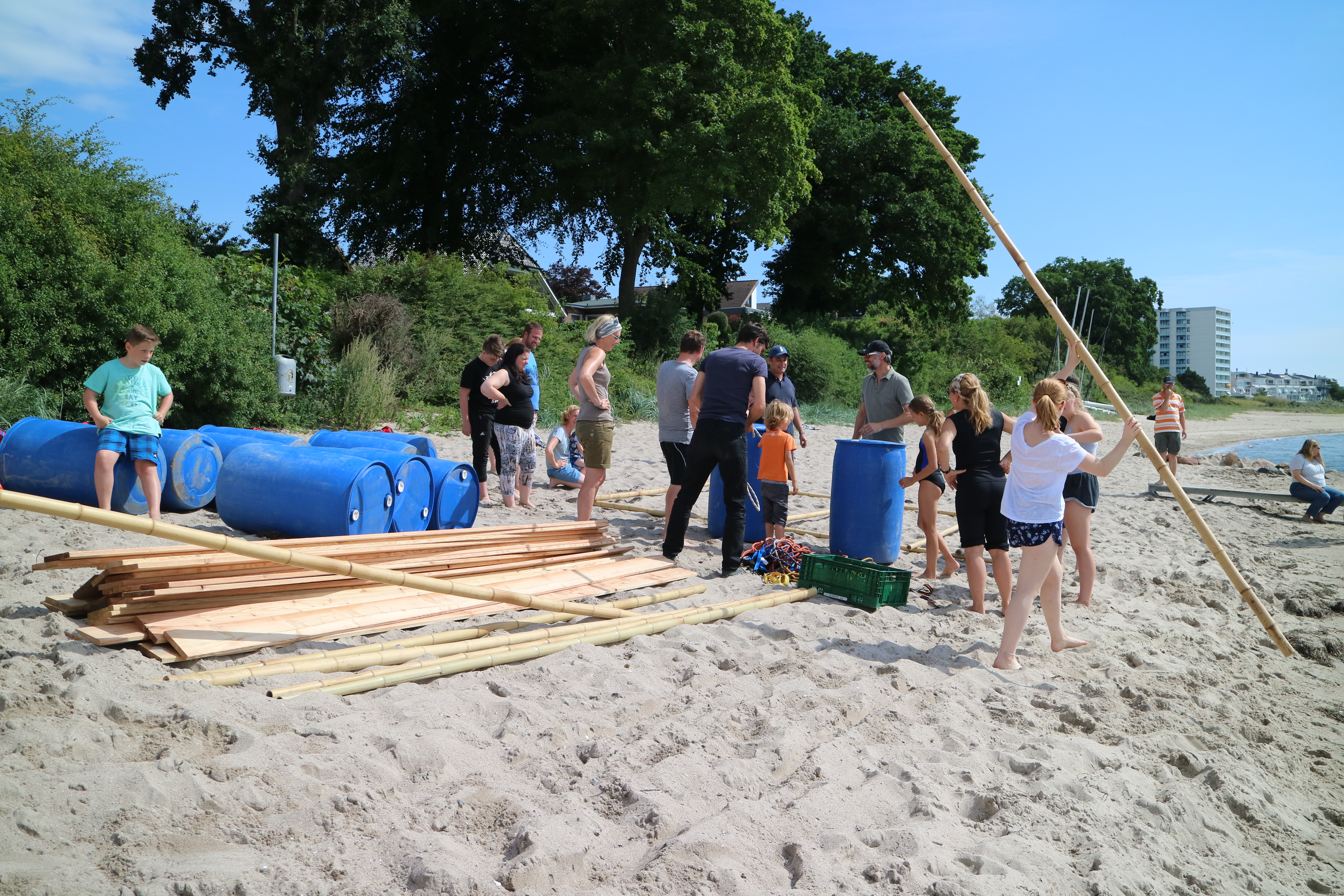 Floßbau im Strandkind an der Ostsee