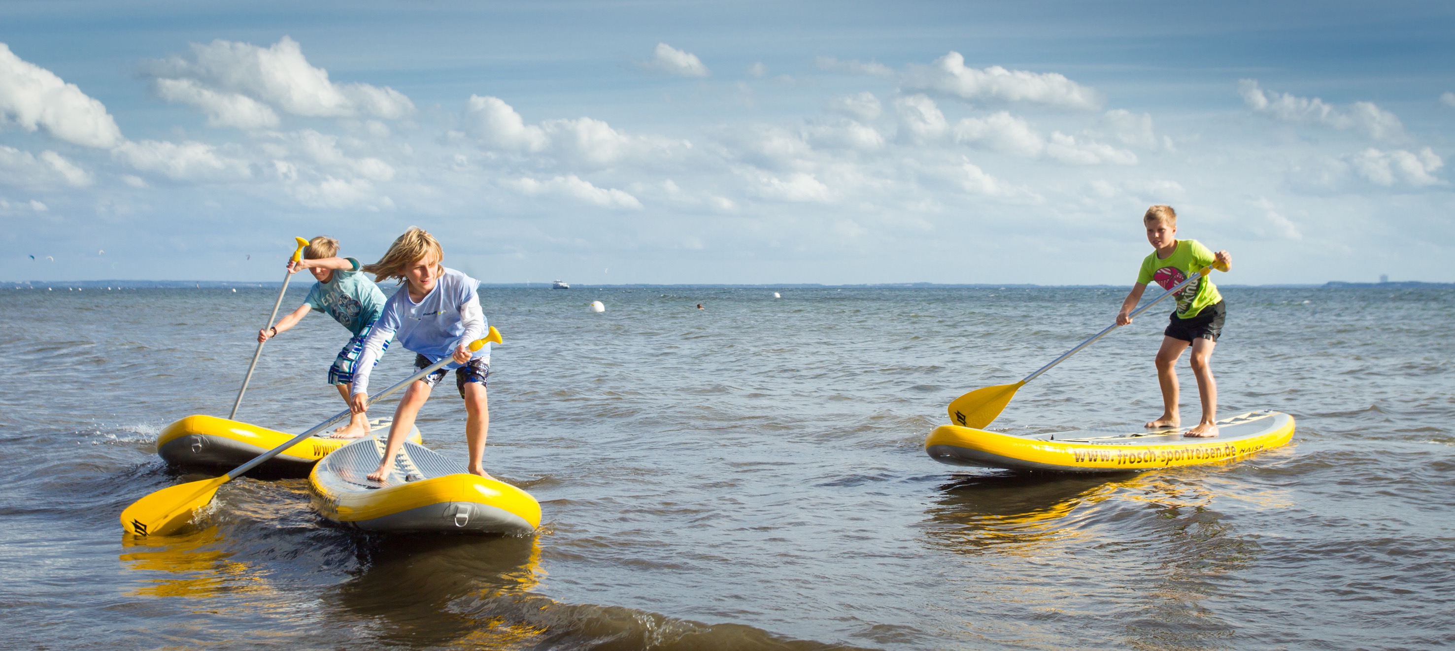 Spaß beim SUP im Strandkind an der Ostsee