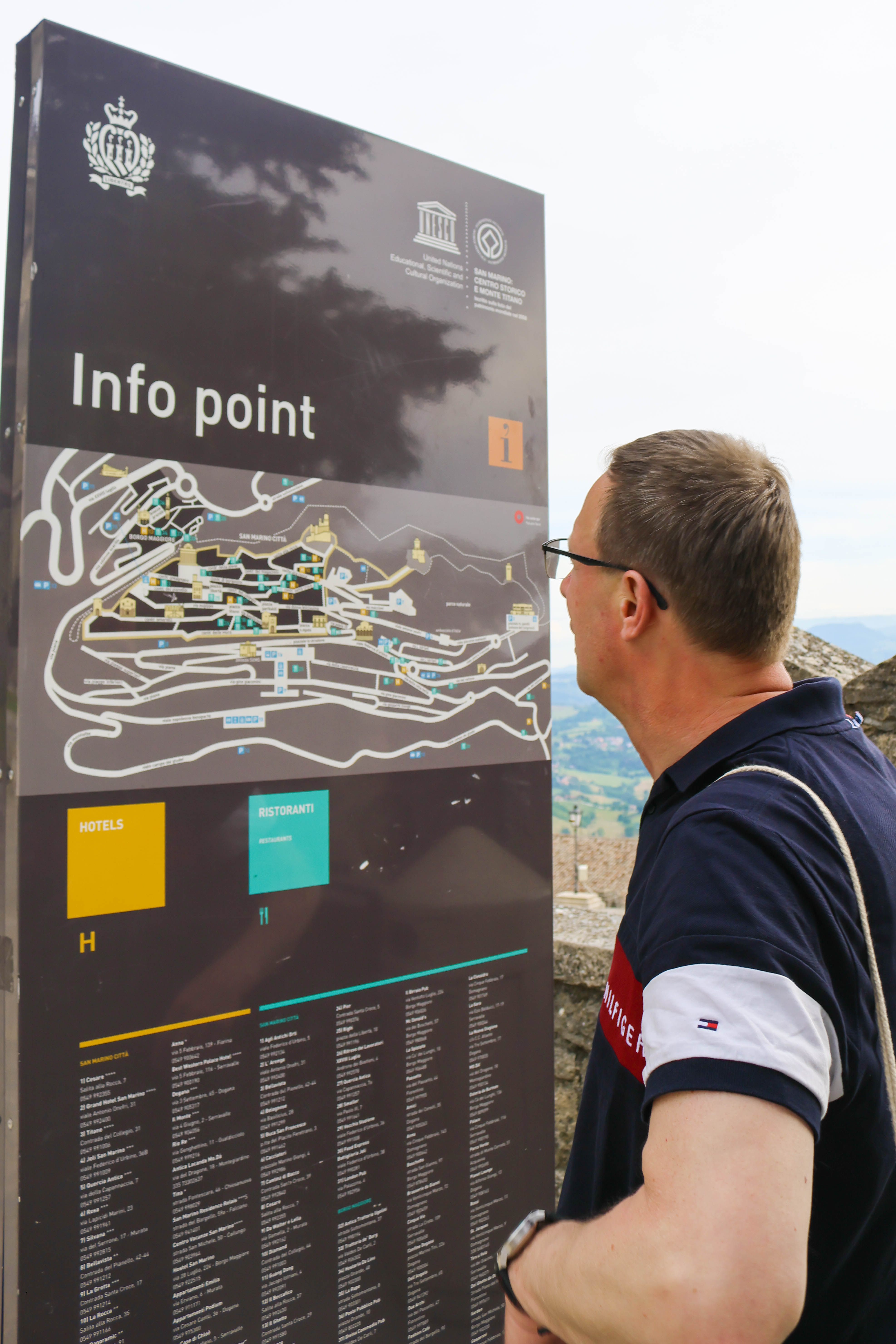 Ralf Lieske studiert die Gassen von San Marino