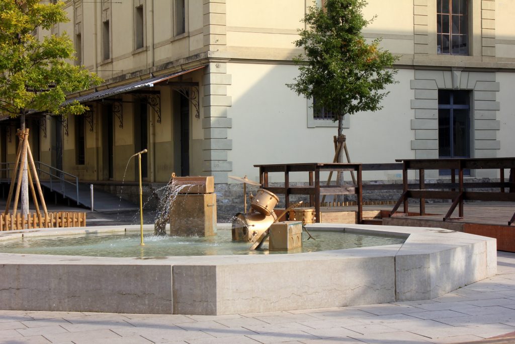 Lausanne - Moderne Architektur, Brunnen in Flon